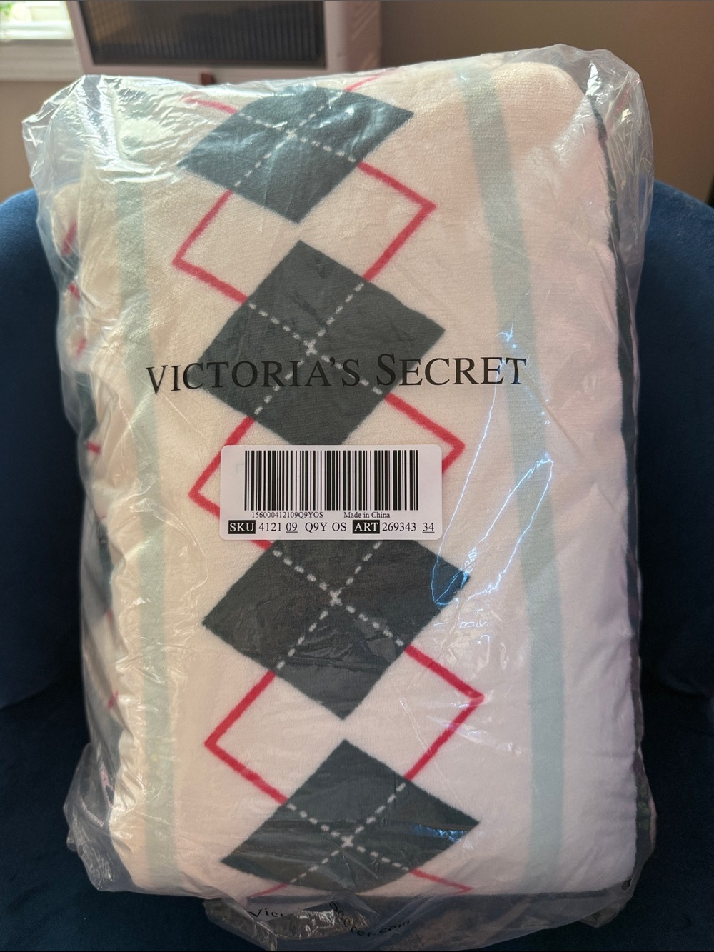Victoria's Secret White, Gray & Pink Argyle Plush Throw